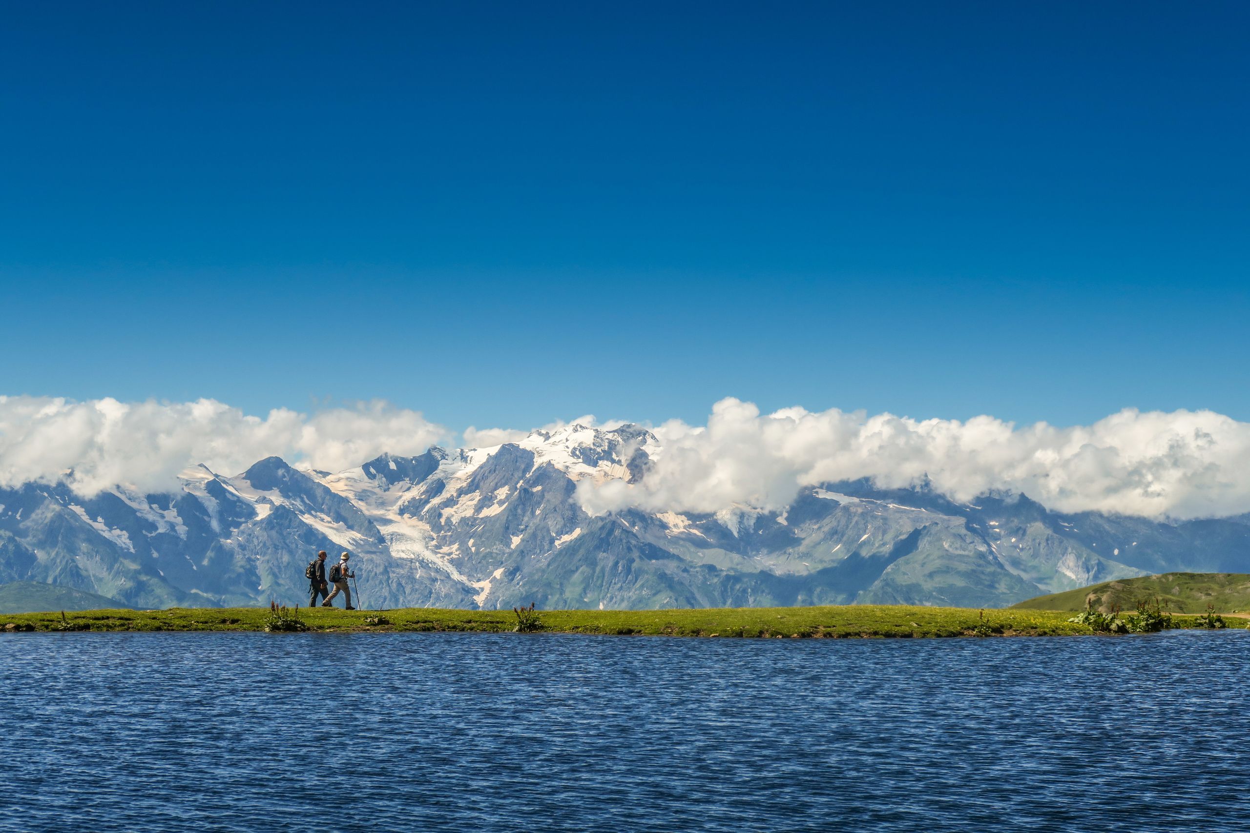 Vista panoramica su lago e montagne innevate in Georgia.